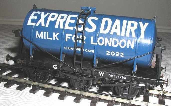 GWR 6-wheel Milk Tank in Express Dairy livery