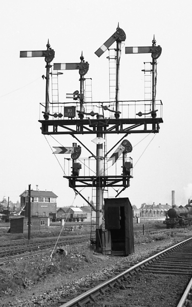 Reading Main Line West home signals